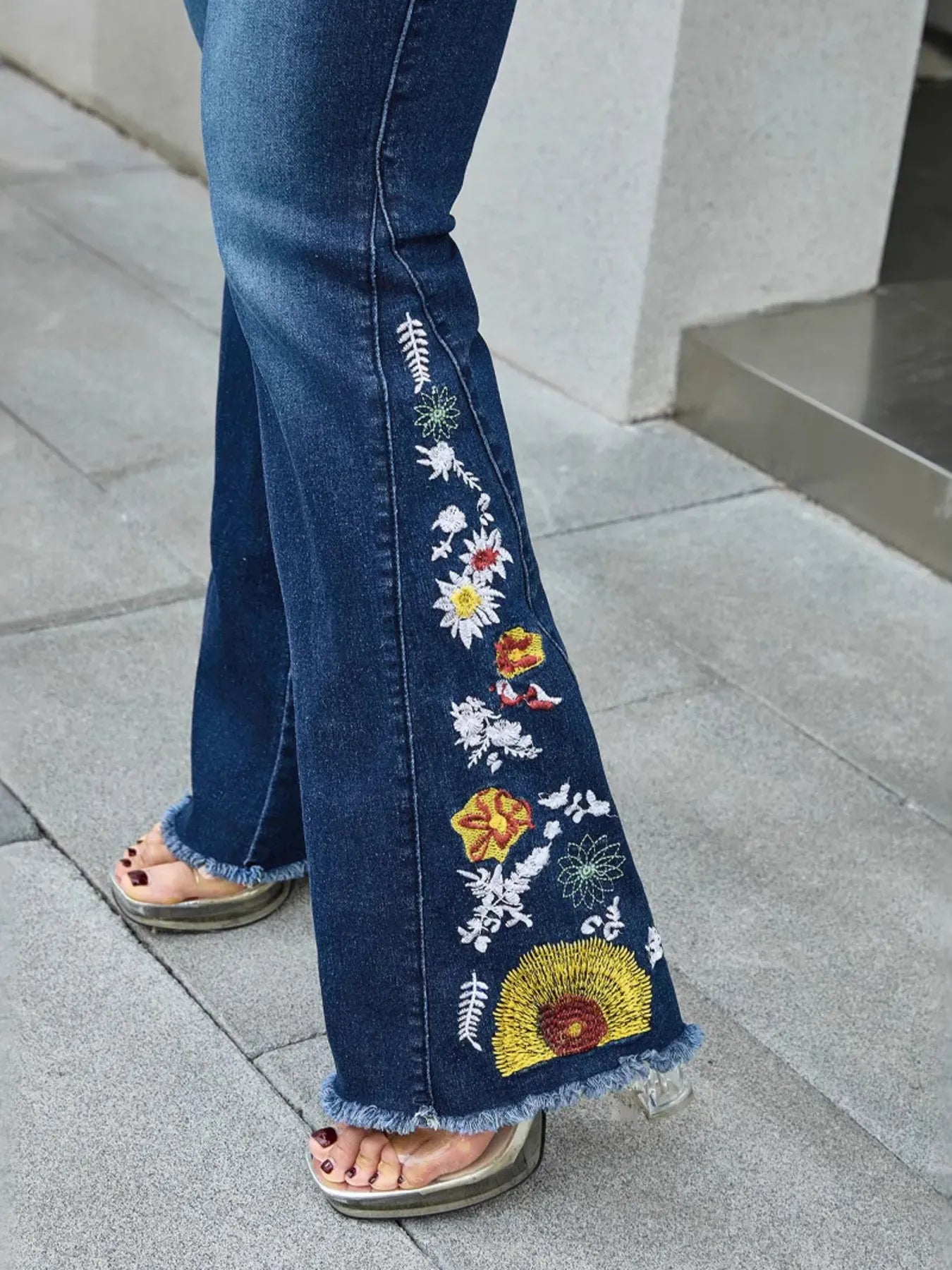 Embroidered High Waist Jeans - BLAKESTORE-NG
